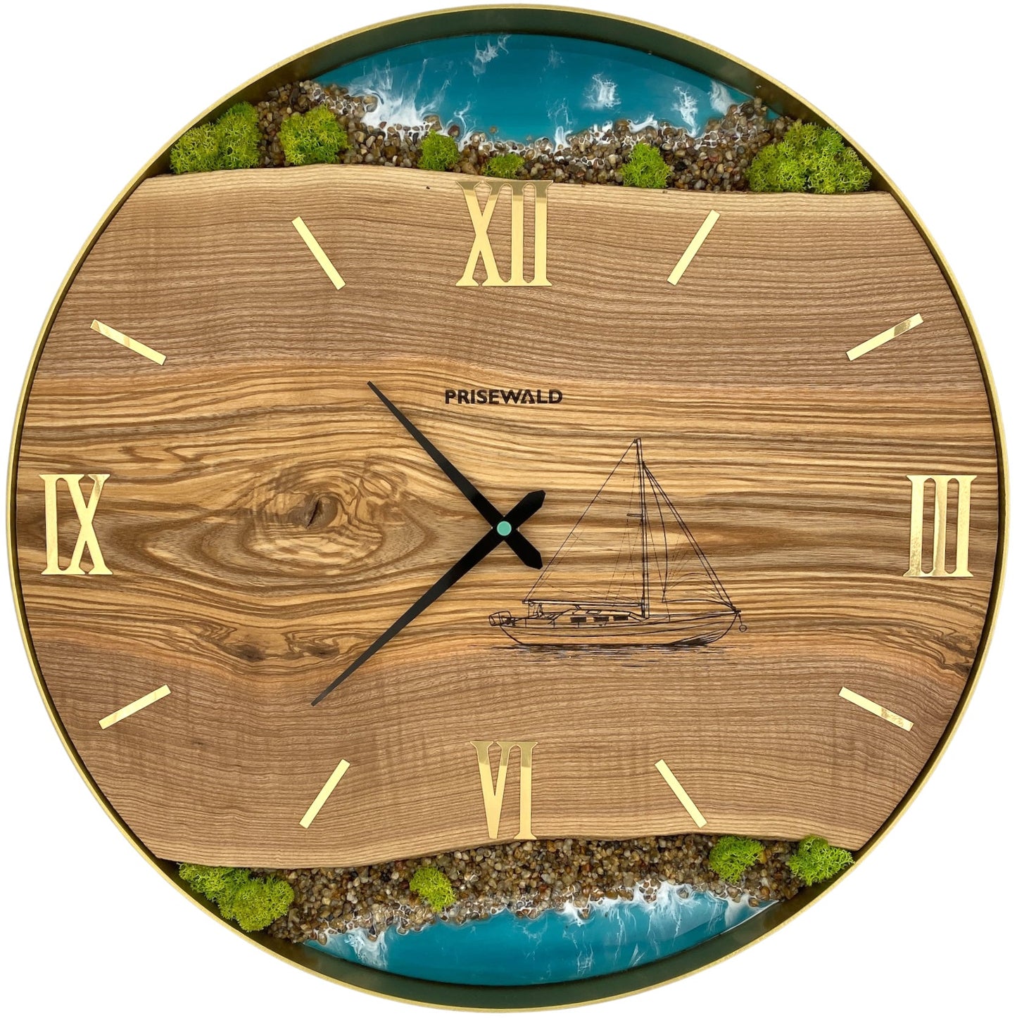 Runde Wanduhr aus Eschenholz, 50 cm, goldener Rahmen, römische Ziffern, blaues Epoxidharz, grünes Moos, Steine, Insel, Küste, Segelboot