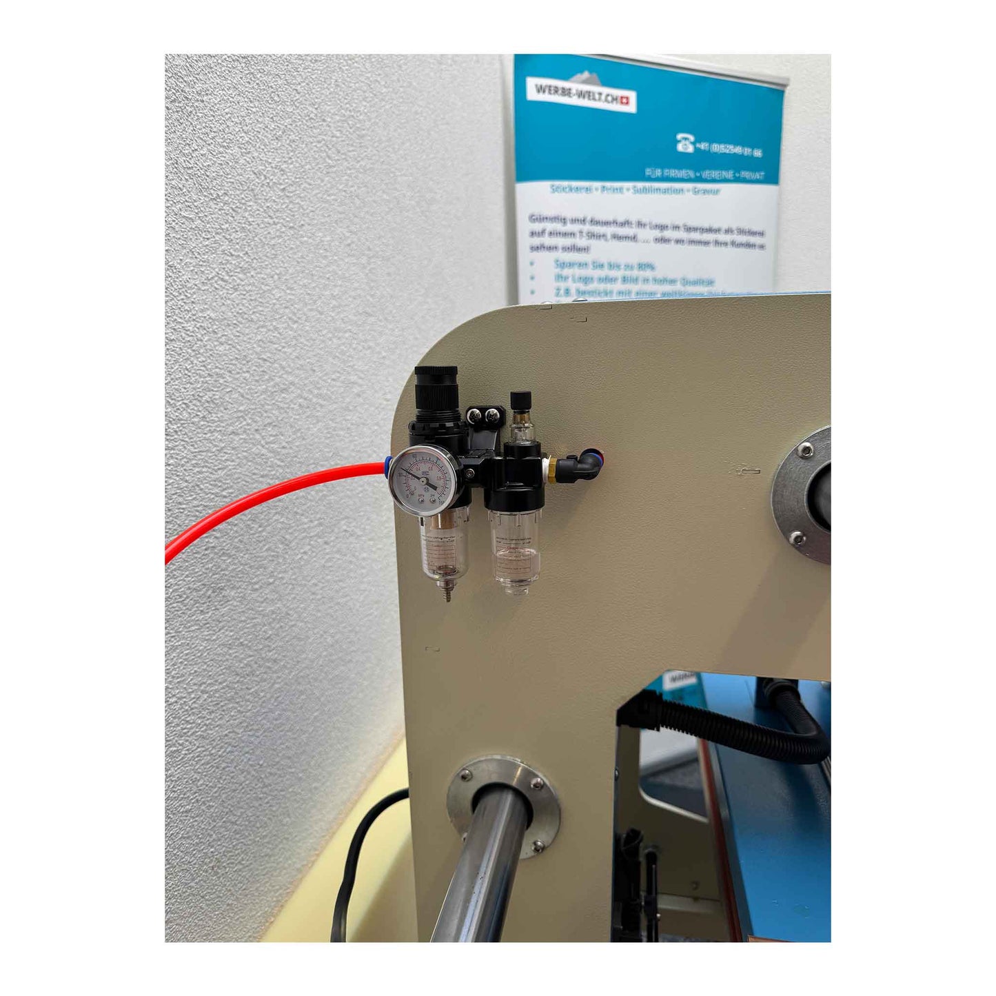 Die Doppelte Transferpresse mit Luftdruck ist die ideale Lösung für professionelle Textildrucke. Dank der zwei Heizplatten können Sie effizienter arbeiten und die Produktionszeit erheblich verkürzen. Die integrierte Luftdrucktechnologie sorgt für gleichmäßigen Druck auf die gesamte Fläche, was ein präzises und qualitativ hochwertiges Druckergebnis garantiert.
Die Presse ist besonders geeignet für DTF-, Sublimations- und Flexdruck-Anwendungen. Mit einstellbarer Temperatur- und Zeitsteuerung sowie robustem D