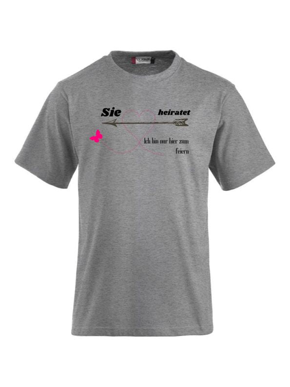T-Shirts bedrucken mit Spruch sie heiratet ich bin hier zum feiern