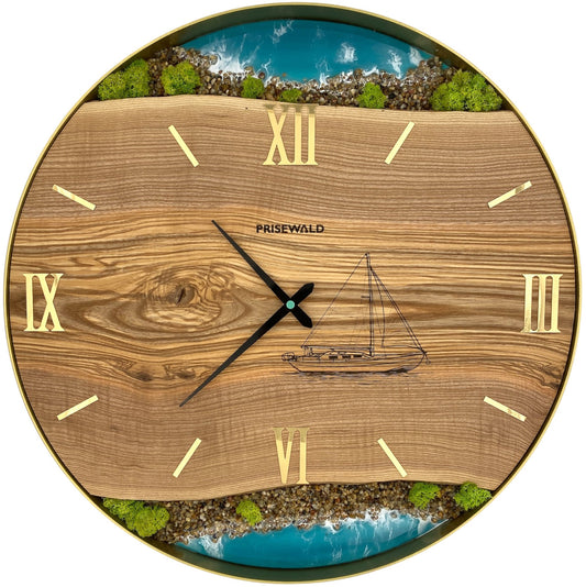 Runde Wanduhr aus Eschenholz, 50 cm, goldener Rahmen, römische Ziffern, blaues Epoxidharz, grünes Moos, Steine, Insel, Küste, Segelboot