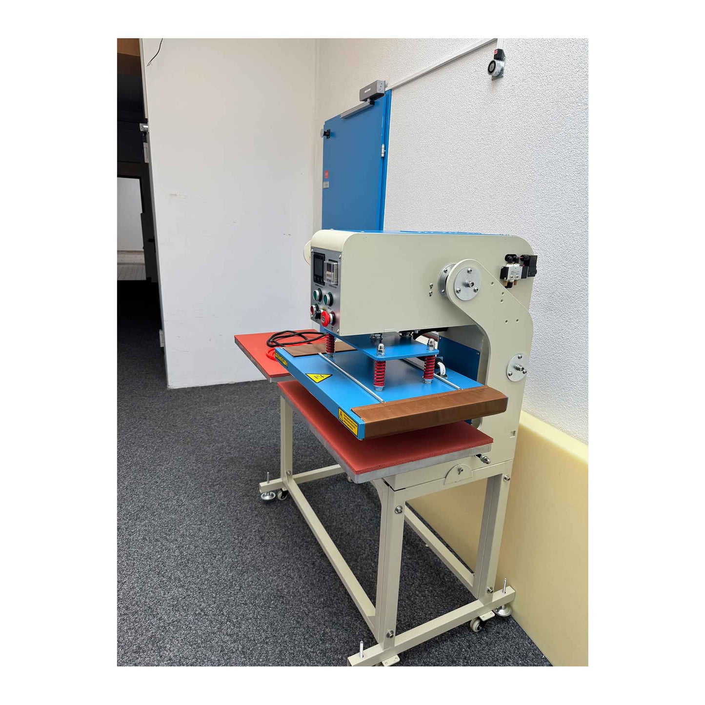 Die Doppelte Transferpresse mit Luftdruck ist die ideale Lösung für professionelle Textildrucke. Dank der zwei Heizplatten können Sie effizienter arbeiten und die Produktionszeit erheblich verkürzen. Die integrierte Luftdrucktechnologie sorgt für gleichmäßigen Druck auf die gesamte Fläche, was ein präzises und qualitativ hochwertiges Druckergebnis garantiert.

Die Presse ist besonders geeignet für DTF-, Sublimations- und Flexdruck-Anwendungen. Mit einstellbarer Temperatur- und Zeitsteuerung sowie robustem D