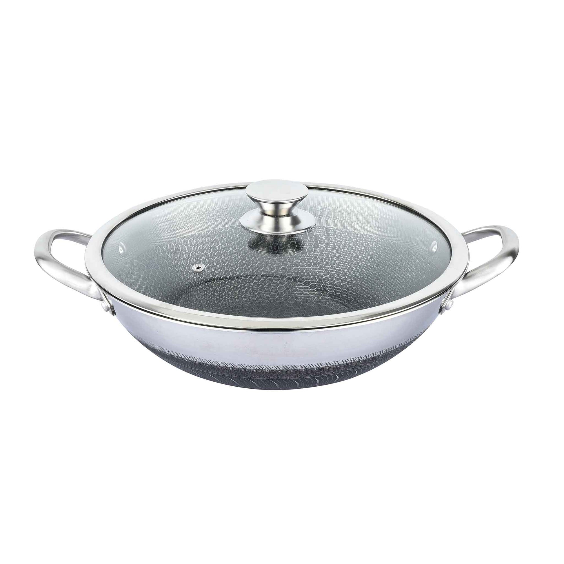 Mit dieser Wok Pfanne / Topf können Sie die köstlichsten Gerichte zubereiten.

Die Pfanne besteht aus feinem massivem Edelstahl und ist in einer Waben
Struktur welche Kratzfest ist.

Es kann für alle Arten von Wärmequellen verwendet werden.