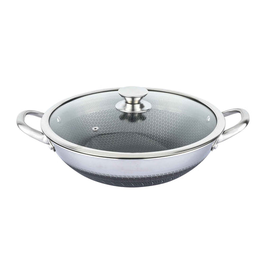 Mit dieser Wok Pfanne / Topf können Sie die köstlichsten Gerichte zubereiten.

Die Pfanne besteht aus feinem massivem Edelstahl und ist in einer Waben
Struktur welche Kratzfest ist.

Es kann für alle Arten von Wärmequellen verwendet werden.