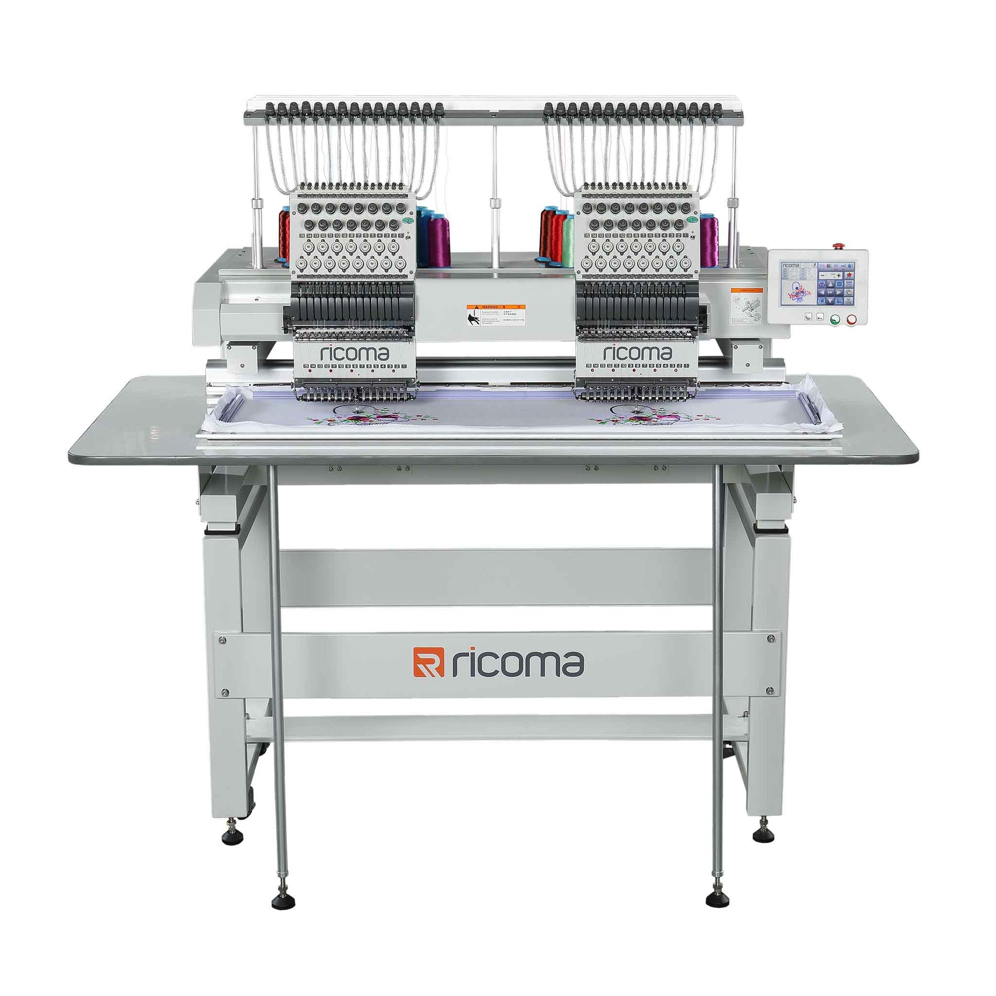 Ricoma Stickmaschine RiCOMA MT-1502-7S das Logo und zeigt mit Graue Farbe von Logo oben und unten mit Orange Graue Logo und Schöne Design stickerei