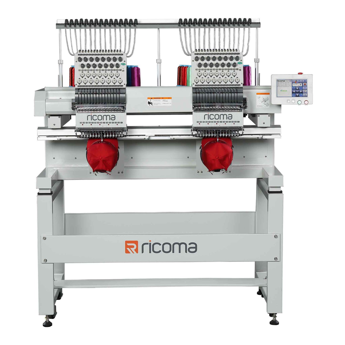 Ricoma Stickmaschine RiCOMA MT-1502-7S das Bild zeigt schöne Kaps die am sticken ist und mit Ricoma Logo zu versehen ist