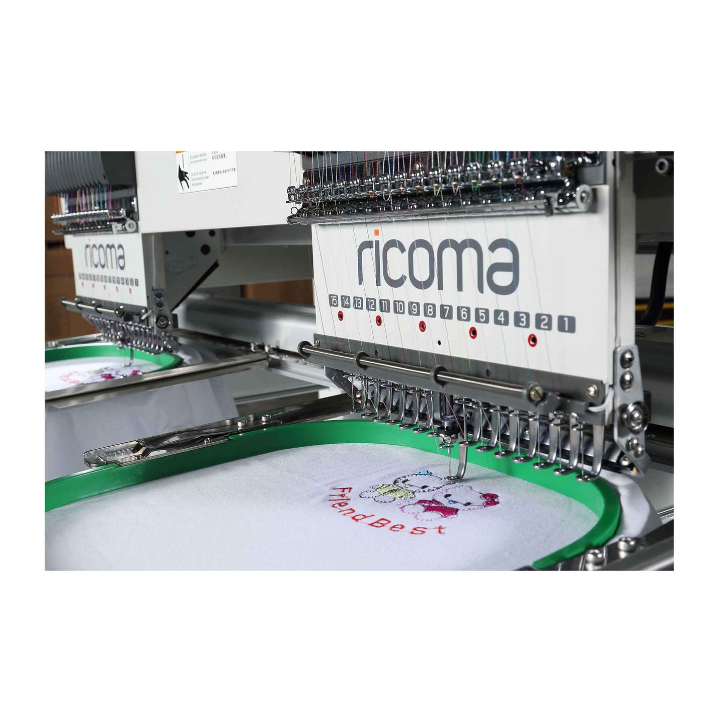Ricoma Stickmaschine RiCOMA MT-1502-7S es zeigt hier die schöne Teddi Bär mit Stickerei